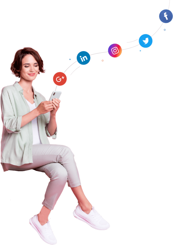 Sitzende junge Frau, die lächelt, mit einem Handy in der Hand aus dem Social Media Icons fliegen
